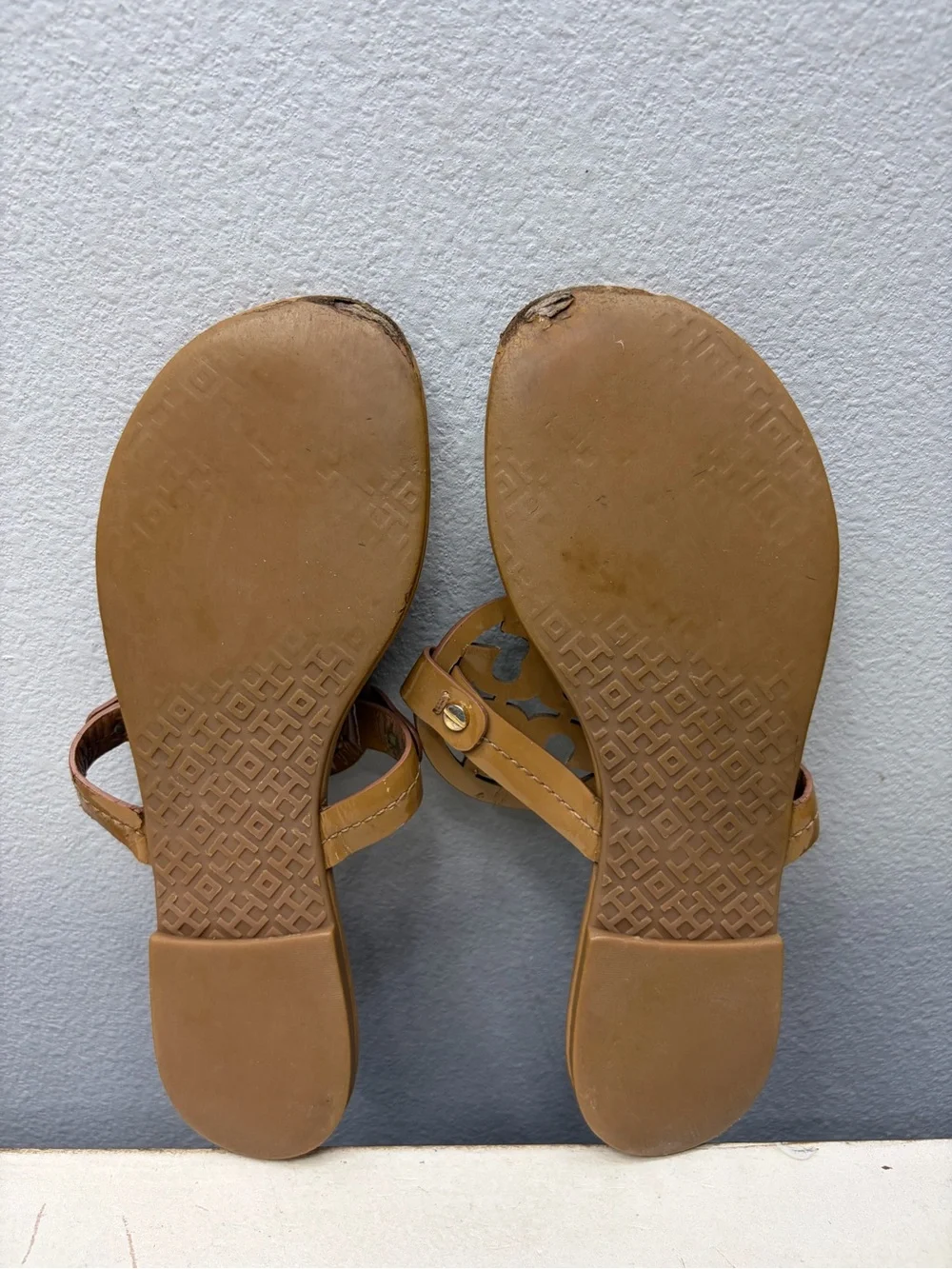 Tory Burch Brown Patent Leather Miller Thong Sandals Size 6